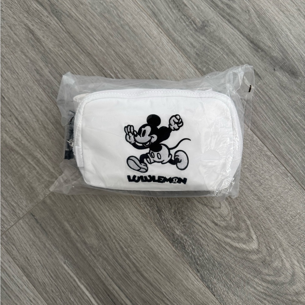 Disney x lululemon
Everywhere Belt Bag 1L Mickey in Motion Graphic (White)